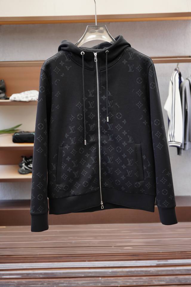 Lv 路意威风 徽标棉质拉链运动衫 面料：16S单纱 + 6S鱼鳞棉底纱 470G 罗纹：21S双纱 2*2 380G 这款运动衫兼具风格与性能，凸显玩转比例的