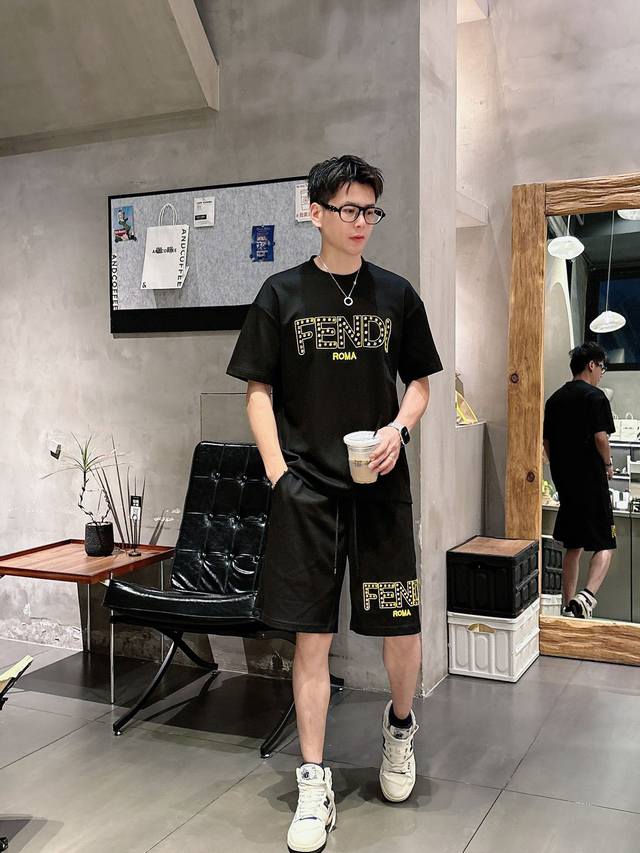 Fend 芬迪 高端定制 2025春夏新款首发专柜最新款短袖短裤休闲套装 高端订制 设计前卫时尚！品牌Logo重工艺设计 高端定制纯棉面料.手感柔软.穿着舒适.