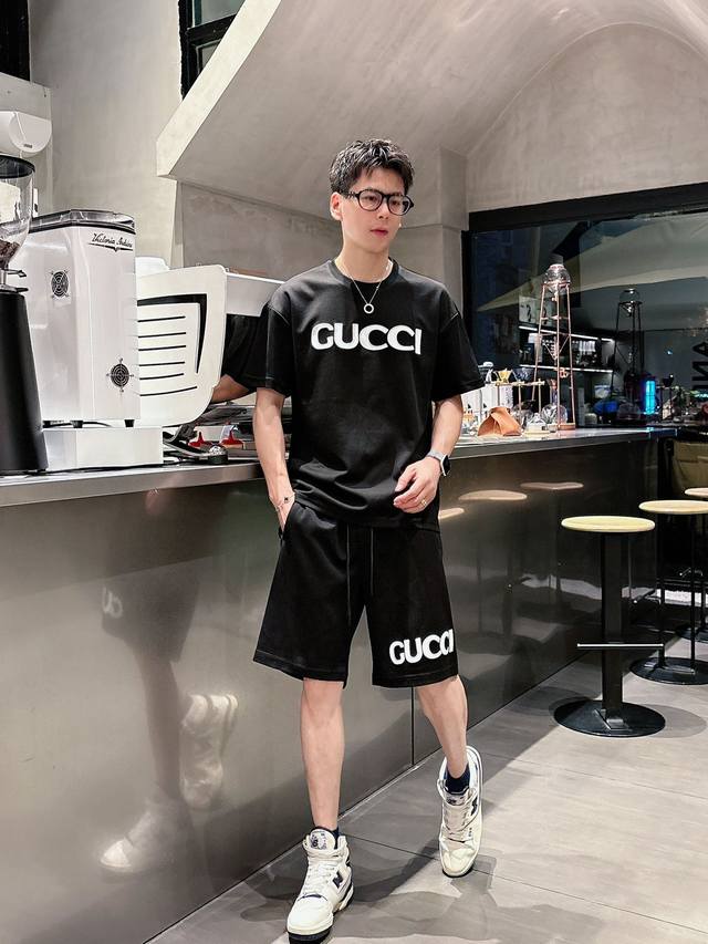 Gucc. 古奇 高端定制 2025春夏新款首发专柜最新款短袖短裤休闲套装 高端订制 设计前卫时尚！品牌Logo重工艺设计 高端定制纯棉面料.手感柔软.穿着舒适