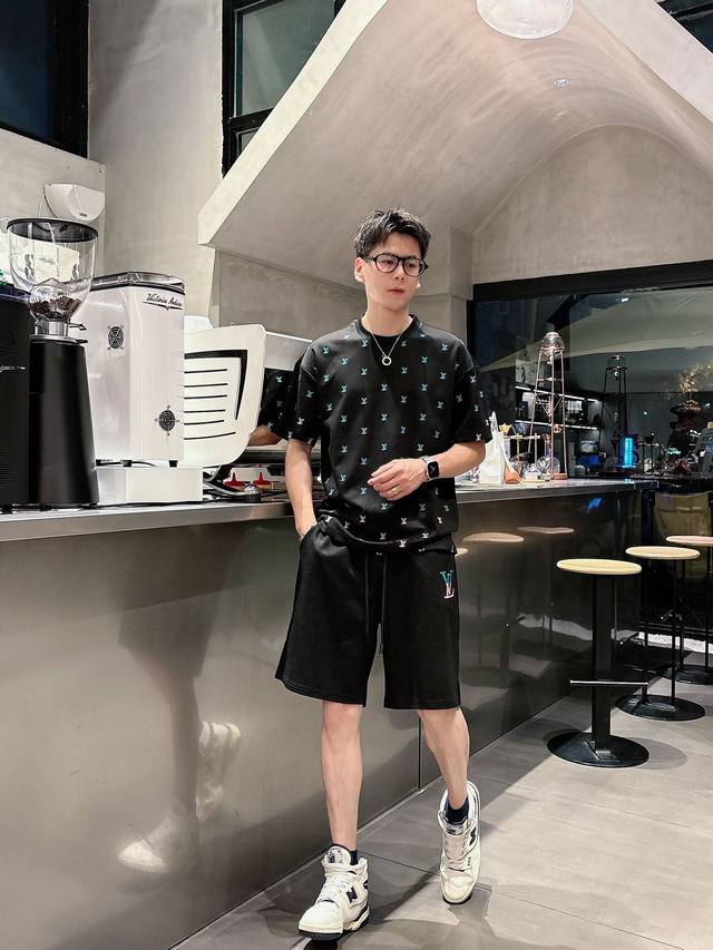 Lv 路易威登 高端定制 2025春夏新款首发专柜最新款短袖短裤休闲套装 高端订制 设计前卫时尚！品牌Logo重工艺设计 高端定制纯棉面料.手感柔软.穿着舒适.