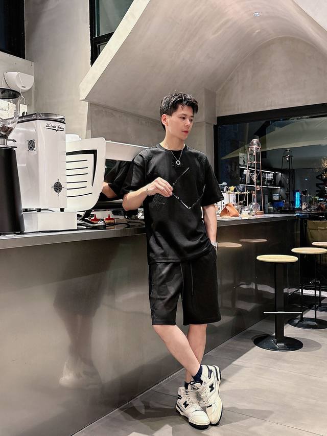 Dio. 迪奥 高端定制 2025春夏新款首发专柜最新款短袖短裤休闲套装 高端订制 设计前卫时尚！品牌Logo重工艺设计 高端定制纯棉面料.手感柔软.穿着舒适.