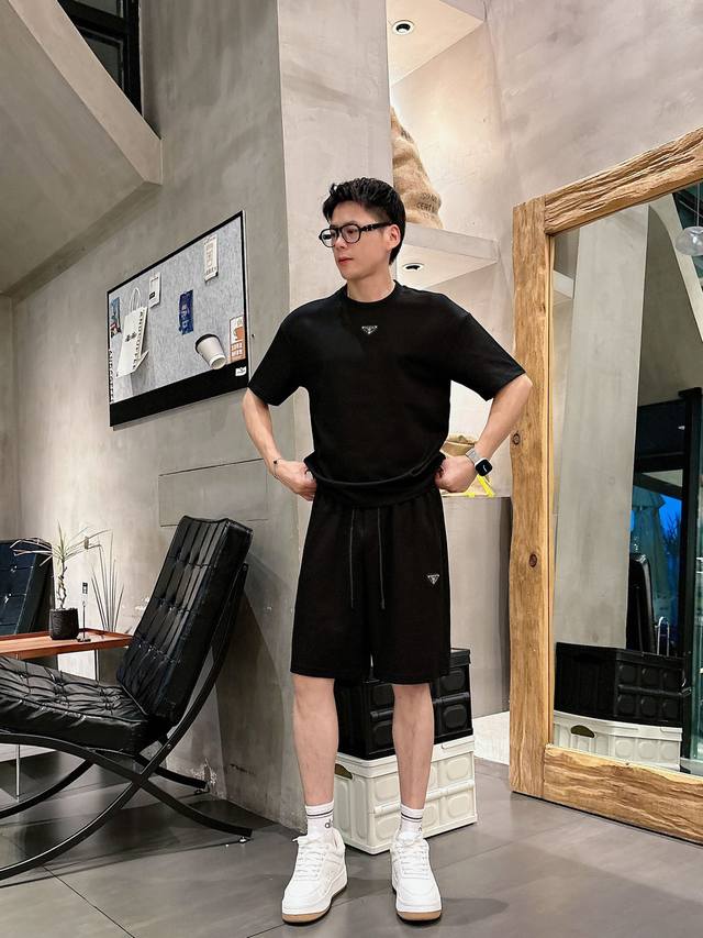 Prad. 普拉达 高端定制 2025春夏新款首发专柜最新款短袖短裤休闲套装 高端订制 设计前卫时尚！品牌Logo重工艺设计 高端定制纯棉面料.手感柔软.穿着舒