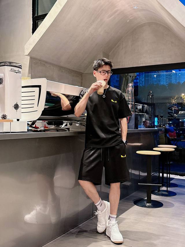 Fend. 芬迪 高端定制 2025春夏新款首发专柜最新款短袖短裤休闲套装 高端订制 设计前卫时尚！品牌Logo重工艺设计 高端定制纯棉面料.手感柔软.穿着舒适