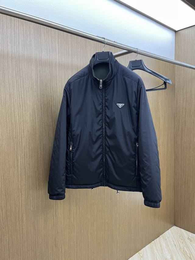 秋冬 Pd 2540Ss秋冬新款P家立领双面棉服外套 经典设计感与颜值爆棚的外套，品质更是无法挑剔品控可以直接入手，不容过错的高端臻品！通过细节图片便可感受到它
