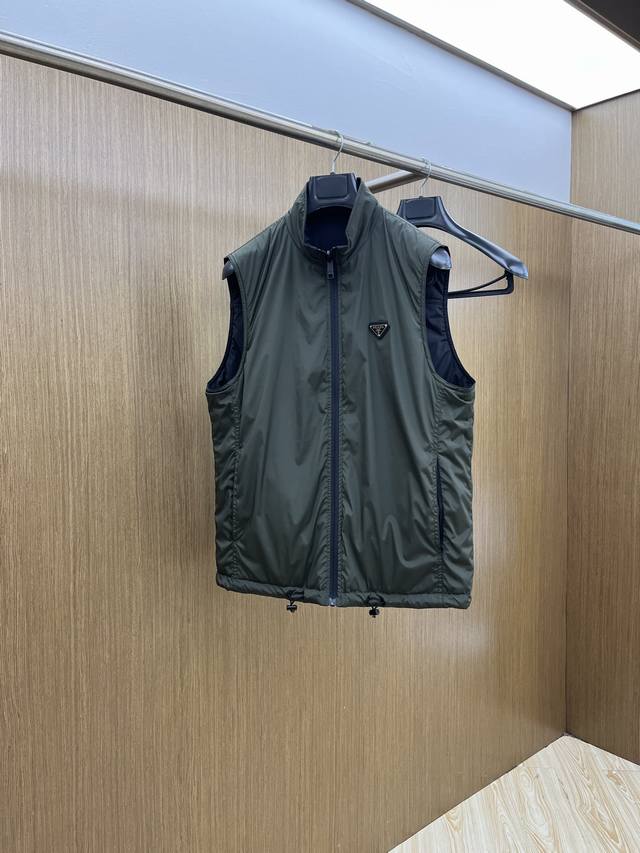 秋冬 Pd 2540Ss秋冬新款P家立领双面棉服马甲。经典设计感与颜值爆棚的外套，品质更是无法挑剔品控可以直接入手，不容过错的高端臻品！通过细节图片便可感受到它