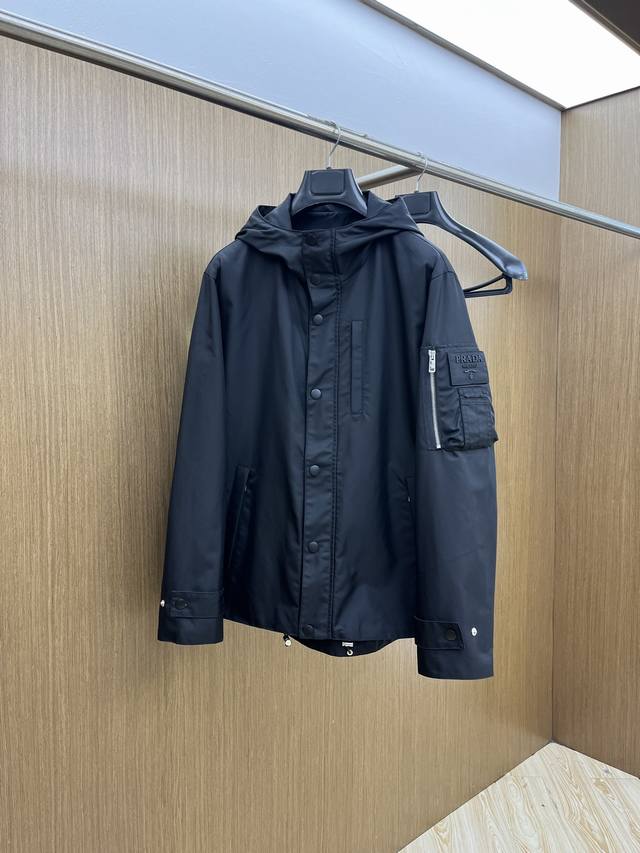 秋冬 Pd 2540Ss秋冬新款发布 普拉达连帽夹克外套，秋季爆款连帽夹克，穿上就是舒适自在又显瘦的存在，Fsh慵懒而随性，结合干净简单的色系就特别耐看，适合日