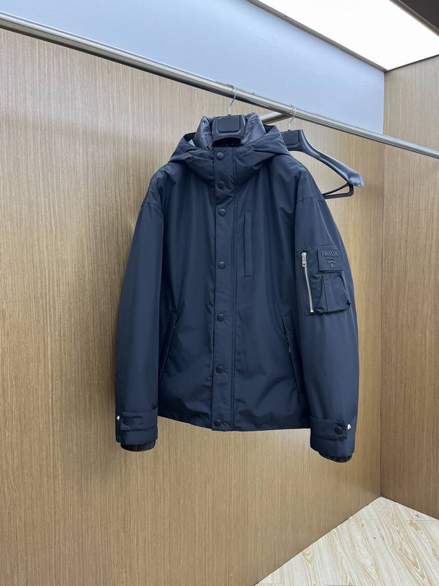 秋冬羽绒服 Pd 2540秋冬新款男士连帽羽绒服外套，高定面料 国标95羽绒内胆 透气舒适度高，细节无可挑剔，品牌元素设计理念，做工考究工艺复杂，Fsh专业代购