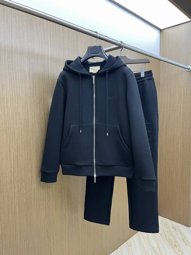 秋冬 套 Guc 2540早秋新款休闲套装！专柜同步。细节精致高级，品牌Logo压胶高级感满满。定织面料更显年轻活力，定制高端面料，上身挺括有型，舒适不紧绷。定