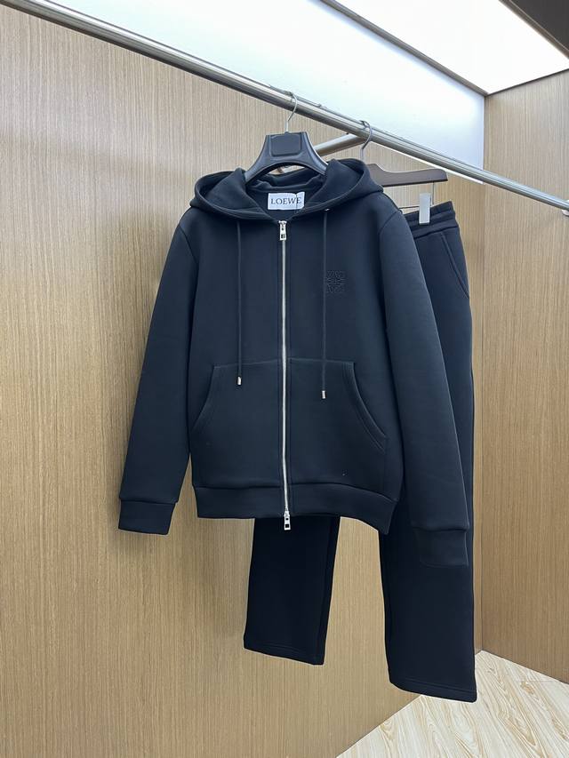 秋冬 套 Loe2540早秋新款休闲套装！专柜同步。细节精致高级，品牌Logo压胶高级感满满。定织面料更显年轻活力，定制高端面料，上身挺括有型，舒适不紧绷。定制