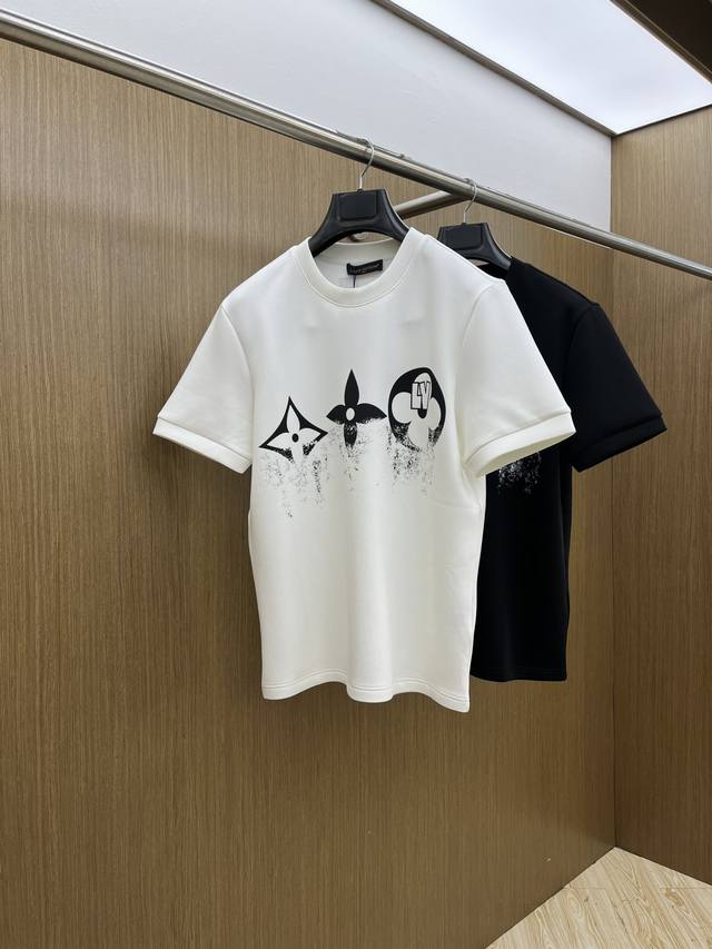 Lv 2025秋冬 圆领刺绣短袖T恤打底衫 元素性的Logo徽章凸显休闲时尚魅力,依然独领时尚风骚.内搭好伴侣 客供高支弹力针织100%液氨空气层面料,平整匀称