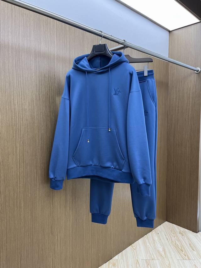秋冬 套 Lv 官网独家专供 高端独家定制款 秋冬新款专柜同款休闲套装，透气舒适休闲！高级感满满！细节精致高档，做工无可挑剔！原版高端面料很显高级！面料挺括抗皱