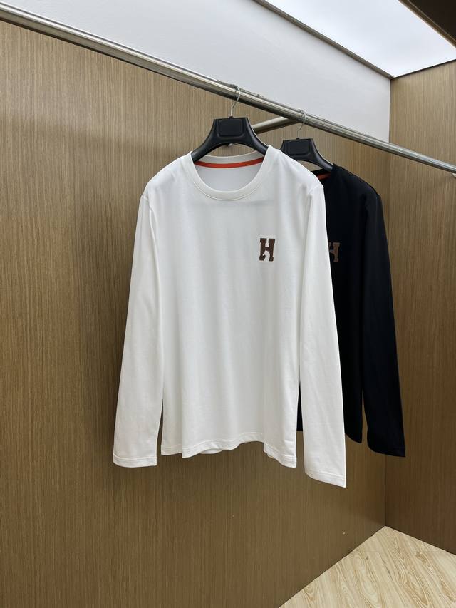 秋冬 Her 2540S秋冬新品长袖T恤 、圆领独家定制丝光棉棉面料，明星最爱时装味休闲简单大方 品牌Logo设计 工艺设计,干净利落剪裁 都市风十足 可供独家