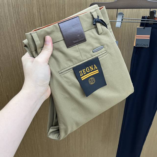 秋冬 Zz 2540Ss秋冬新品，官网同步有售，男士高端商务休闲西裤，高端进口面料，带弹力，后面采用硅胶字母压胶，五搭配，即经典又时尚，合体裁缝，上身效果无约束