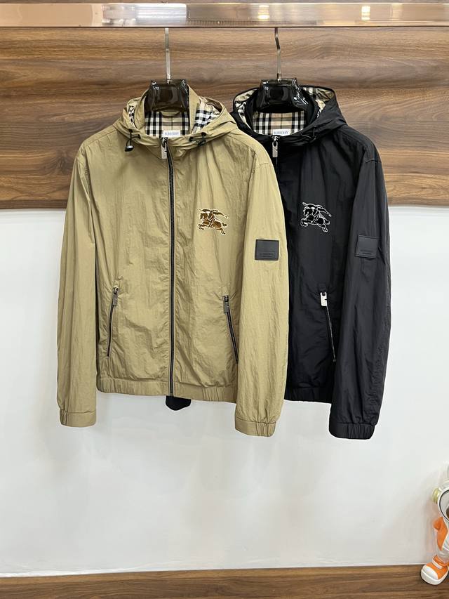 主推 Burberry 2025Ss早秋新款发布巴宝莉连帽夹克外套，秋季爆款棉衣夹克外套，背后新款Logo印花搭配上臂字母胶牌设计，双侧拉链口袋搭配胸战马Log