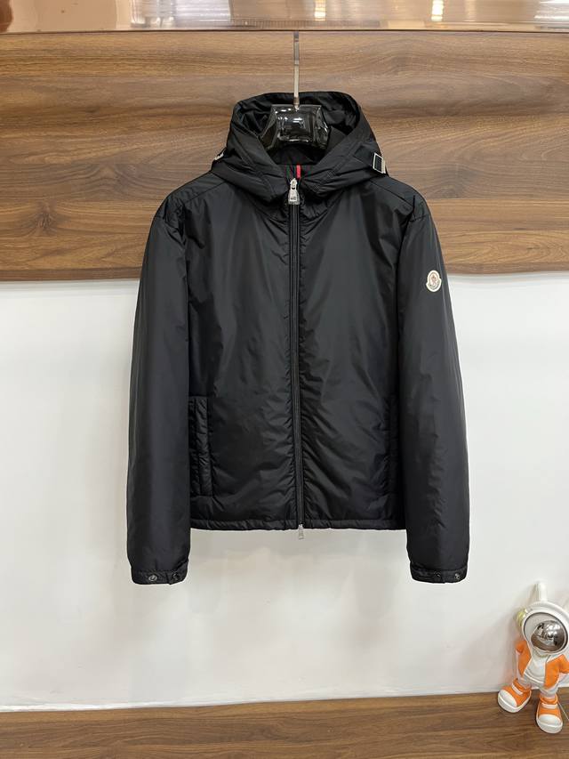 主推 Moncler 2025Ss早秋新款发布蒙口连帽外套，秋季爆款棉衣夹克，夹棉设计外套，双侧口袋搭配左上臂经典章仔Logo穿上就是舒适自在又显瘦的存在，慵懒