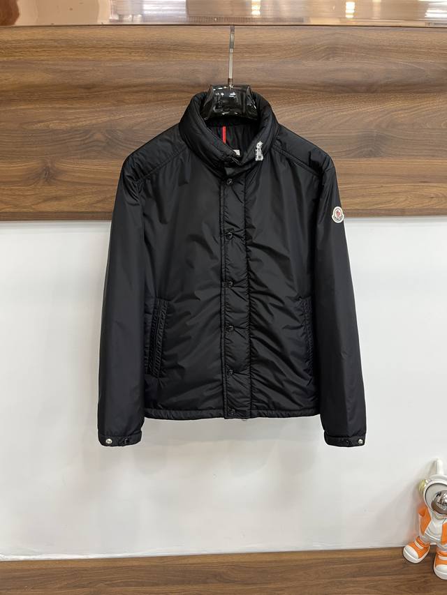 主推 Moncler 2025Ss早秋新款发布蒙口连帽外套，秋季爆款棉衣夹克，立领隐藏帽设计夹棉设计外套，双侧拉链搭配左上臂经典章仔Logo穿上就是舒适自在又显