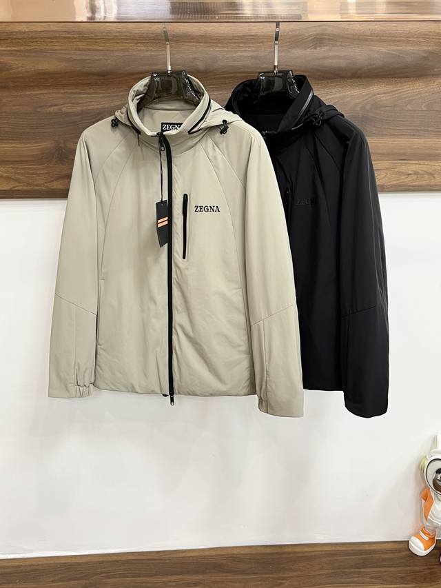 主推 Zegna 2025Ss早秋新款发布杰尼亚连帽外套，秋季爆款夹克，夹薄棉设计外套，穿上就是舒适自在又显瘦的存在，慵懒而随性，结合干净简单的色系就特别耐看，