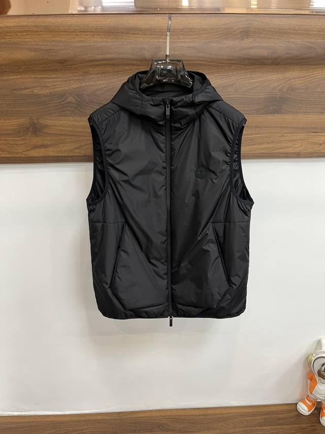 主推 Moncler 2025Ss早秋新款发布蒙口连帽棉衣外套，秋季爆款棉衣夹克，夹薄棉设计外套，穿上就是舒适自在又显瘦的存在，慵懒而随性，结合干净简单的色系就
