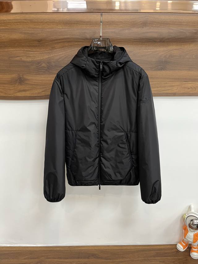 主推 Moncler 2025Ss早秋新款发布蒙口连帽外套，秋季爆款棉衣夹克，夹薄棉设计外套，穿上就是舒适自在又显瘦的存在，慵懒而随性，结合干净简单的色系就特别