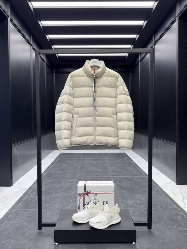 特级羽绒Moncler Baudinet男士短款羽绒立领夹克外套.原版超轻超软面料.特级鹅绒填充.上身0拘束感.王牌经典必入. 出厂标配全套柜台礼盒包装.升级原