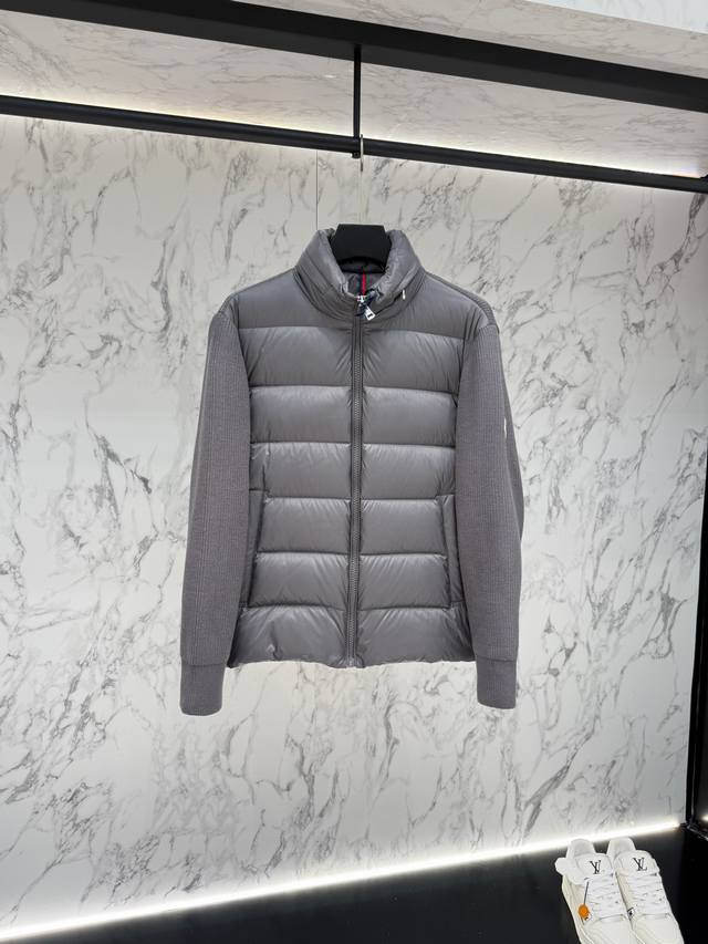 Moncler 羽绒服2025最新款时尚设计师款羽绒外套.处处细节显工艺足够的高级 结构性剪裁的设计改变来展现男士多样的形象变化，修身利落、剪裁合体，满足时下正