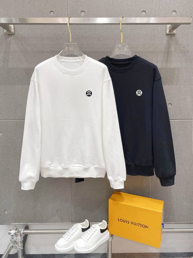 Lulu 官网 新款字母印花双层重工字母图案不管是T桖还是卫衣都是每年的爆款单品 前幅大面积印花采用大康丽数码印花机直喷 成本极高 经过多次的调试打版图案色差还