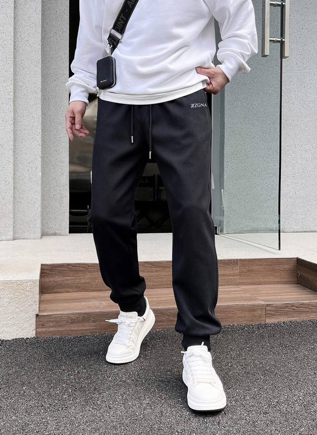 杰尼亚 秋冬加厚新款 官网品牌标识Logo印花休闲裤裤。定制纯棉针织400磅复合面料，加厚款 面料舒适松紧腰头,双侧插口袋设计！一款日常穿着，兼备多功能休闲裤走