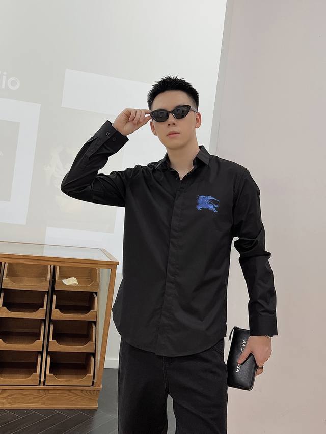 巴宝莉 最新款男士必备款长袖衬衫，100%天然棉，舒服透气，原单狠货，原版面料，柔软舒适，上身高端又奢华，足够场面的档次，这款衬衫无不骄傲的让你满意有面子 尺码