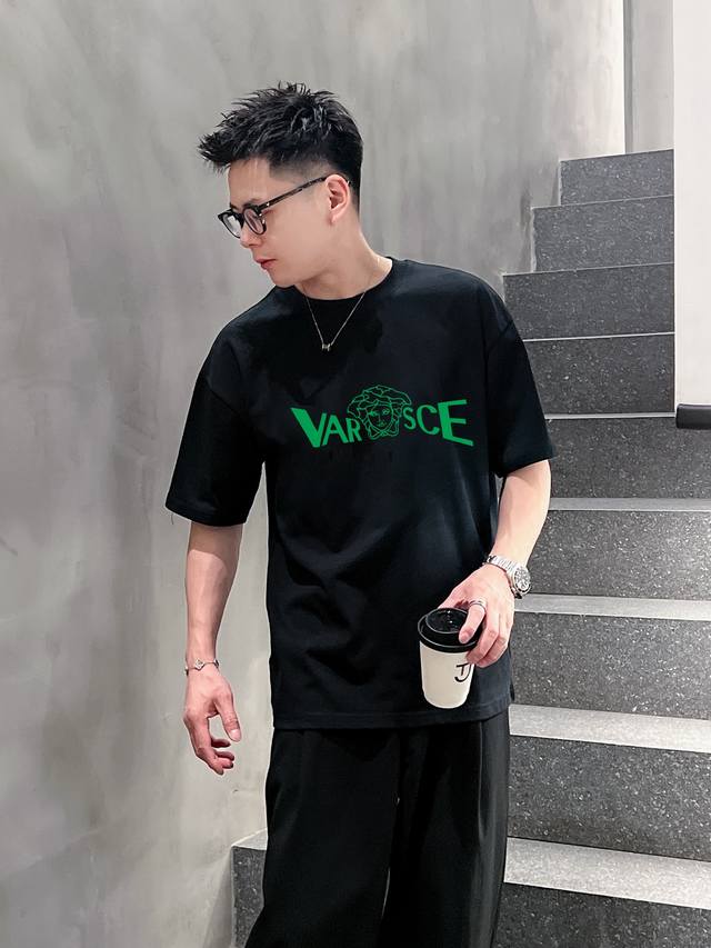 范思哲 新款字母印花双层重工短袖T桖 字母图案不管是T桖还是卫衣都是每年的爆款单品 前幅大面积印花采用大康丽数码印花机直喷 成本极高 经过多次的调试打版图案色差