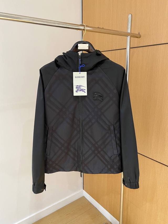 新品 。巴宝莉新款夹克外套，秀场新品品相非常完美，舒适保暖，三标齐全色泽饱满诱人，非常出彩的设计，轻松将时髦感进阶，做工极为考究严谨，走线工整细致！大牌设计师巨