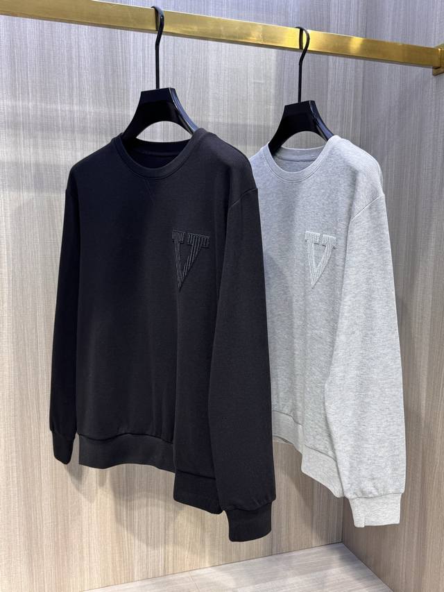 型号L812 男女同款 ，华伦天奴 2025秋冬最新中空绣V字徽标圆领卫衣，宽大版型，完全不挑身材，整体效果宽松却极具韵味，不会松垮到没型，穿搭更是万能得百搭，