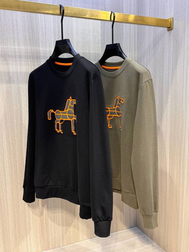 型号Hl142#，爱马家 2025秋冬最新皮革骏马装饰男士圆领卫衣，传统圆领套头款式，搭配胸前标志性骏马图案，采用高端重工的激光贴皮绣工艺 采用进口水洗小羊皮制