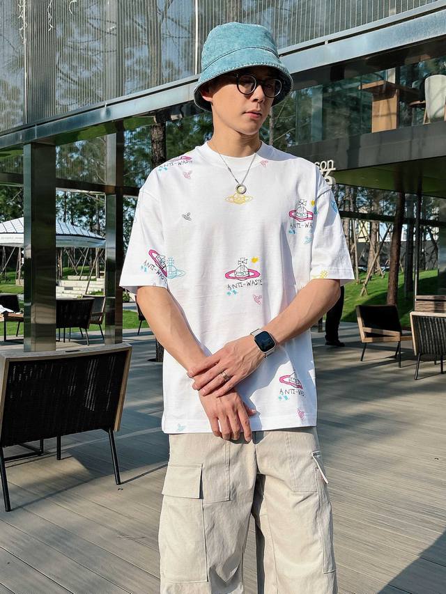 西太后 2025春夏新款首发专柜最新款短袖圆领T恤 高端订制 设计前卫时尚！品牌Logo重工艺设计 高端定制丝光云朵棉面料.手感柔软.穿着舒适.专柜级别精致车线