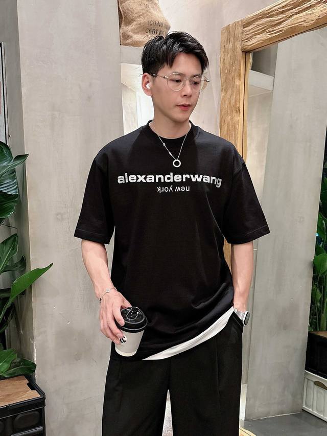 亚历山大王 2025春夏新款首发专柜最新款短袖圆领T恤 高端订制 设计前卫时尚！品牌Logo重工艺设计 高端定制丝光云朵棉面料.手感柔软.穿着舒适.专柜级别精致