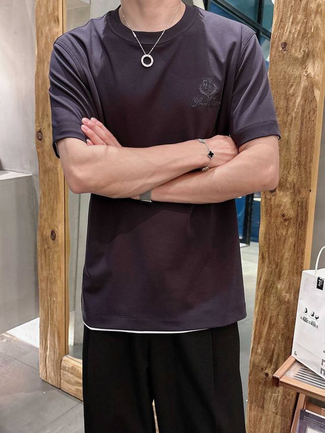 L春夏新款首发专柜最新款短袖圆领T恤 高端订制 设计前卫时尚！品牌Logo重工艺设计 高端定制液氨匹马云朵棉面料.手感柔软.穿着舒适.专柜级别精致车线.做工精细