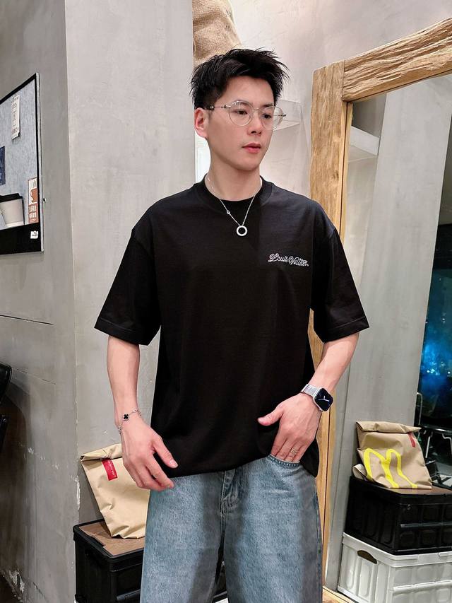 Lv 2025春夏新款首发专柜最新款短袖圆领T恤 高端订制 设计前卫时尚！品牌Logo重工艺设计 高端定制丝光云朵棉面料.手感柔软.穿着舒适.专柜级别精致车线.
