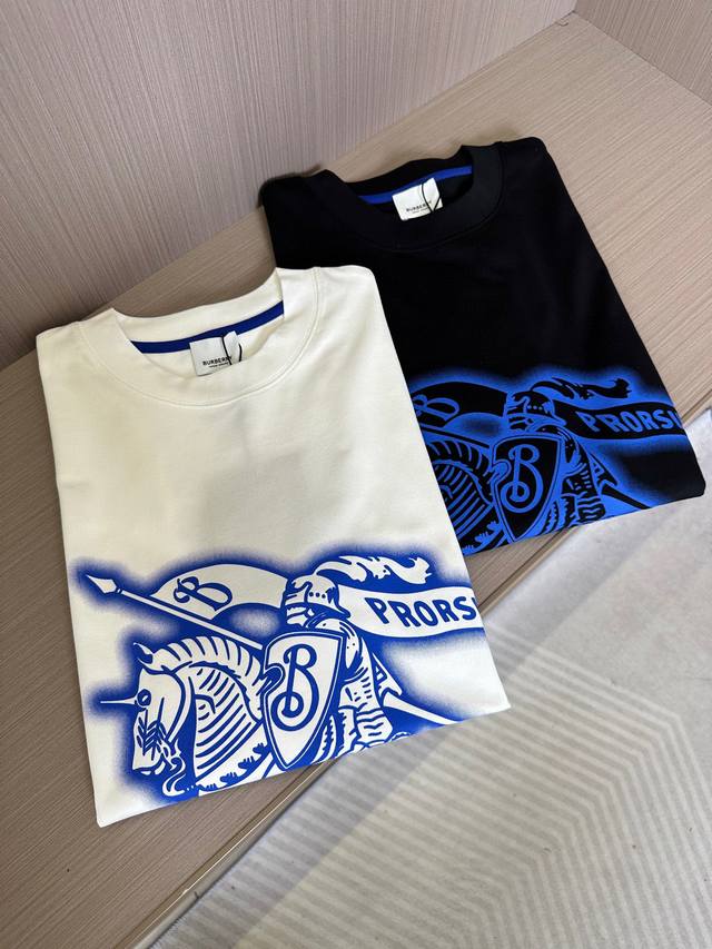 Bbr家25Ss春夏新款圆领短袖，定制纯棉材质，舒适透气，侧边蓝色印花战马设计 时尚百搭，休闲单品 颜色：黑色，白色 码数：S-2Xl