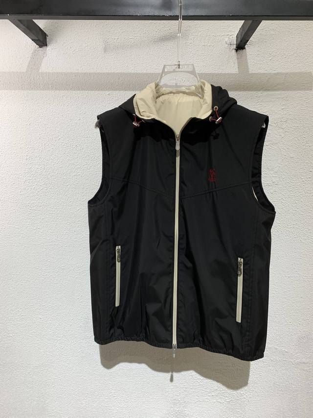 上新Bc老钱风 男士新款连帽马甲外套，胸前刺绣Logo点缀、客供五金辅料、采用定制防风防水面料，表面整洁光滑且富有哑光，内衬采用环保聚酯纤维混纺面料，透气抗皱立