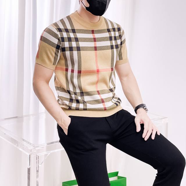 巴宝莉 2025秋冬新款男士顶级翻领针织短袖T恤，品牌最新设计元素！既不单调也不复杂,恰到好处的展现品味！客供定制伊力特顶级原版专属面料！透气舒适透气根本不在话