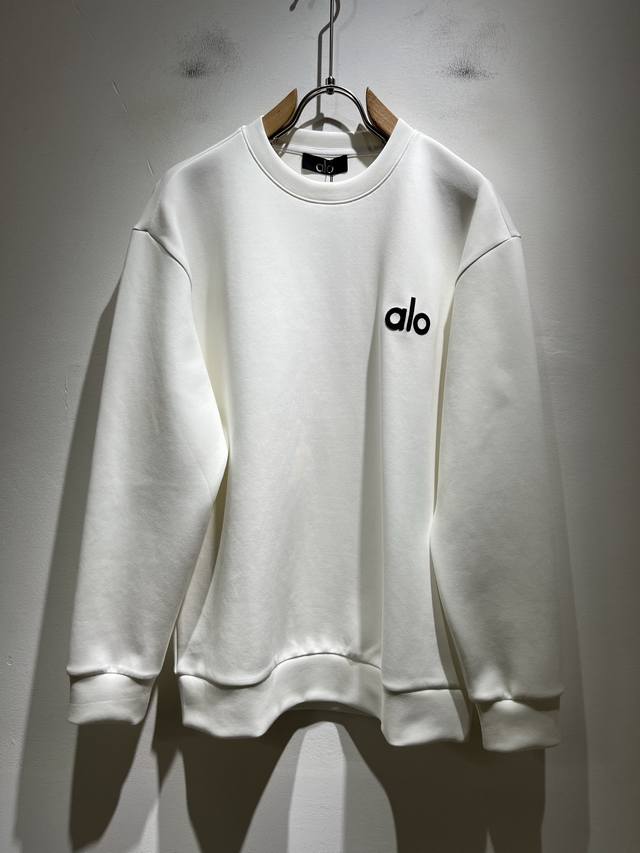 Alo2025秋冬全新系列单品上线，非常时髦前卫的一款男女同款卫衣，标识Logo图案五金修饰！区别于以往的不同，宣示品牌传承多年的设计理念！其吸睛度完全不亚于任