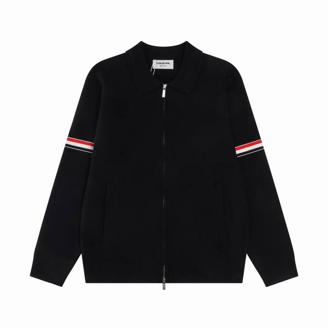 Thom Browne 汤姆布朗 外衫翻领，独家定制 Tb经典四条杠基础风格 年年都穿的经典款必须选择品质全部对色定染含羊毛的棉纱线，柔软亲肤，双层针织很厚实，