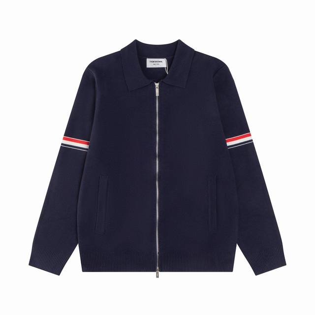 Thom Browne 汤姆布朗 外衫翻领，独家定制 Tb经典四条杠基础风格 年年都穿的经典款必须选择品质全部对色定染含羊毛的棉纱线，柔软亲肤，双层针织很厚实，