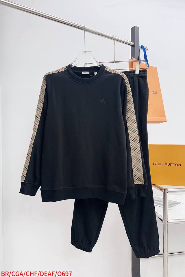 上衣 裤子 O697 Br Burberry巴宝莉 织带饰边战马刺绣长裤 面料选择： 采用棉为基底编织而成的单面鱼鳞布面料，正面为平滑的针织面，触肤面通过针织机