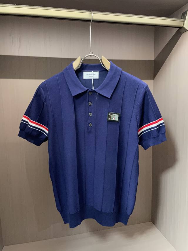 Tb 2025Ss秋冬打底新品男士针织短袖衫！独家首发 采用纤维超细与高弹的伊力特纱线织造而成，质感与纹理都是超级的柔和，非常的轻薄柔软，手感极其的细腻丝滑，纱