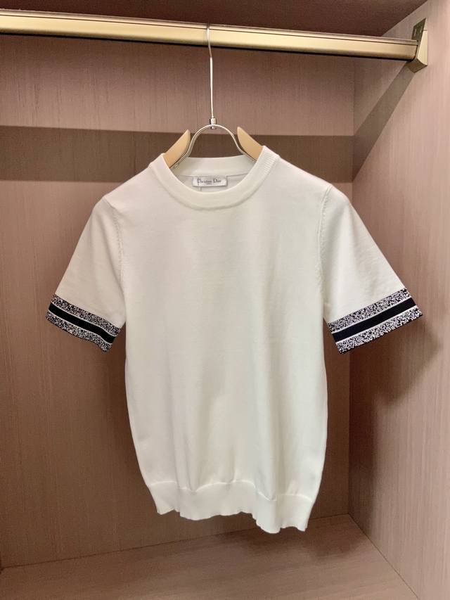 Dior 2025Ss秋冬打底新品男士针织短袖衫！独家首发 采用纤维超细与高弹的伊力特纱线织造而成，质感与纹理都是超级的柔和，非常的轻薄柔软，手感极其的细腻丝滑