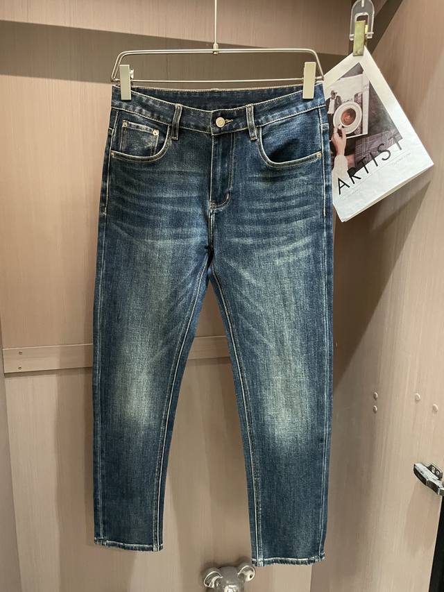 Lv 25年秋冬新款休闲牛仔裤裤 干净利落剪裁，都市风十足 采用精纺面料手感软糯干爽，上身效果挺括有型。五金精致，商务休闲非常好看如此众多的顶级原料，打造出价值