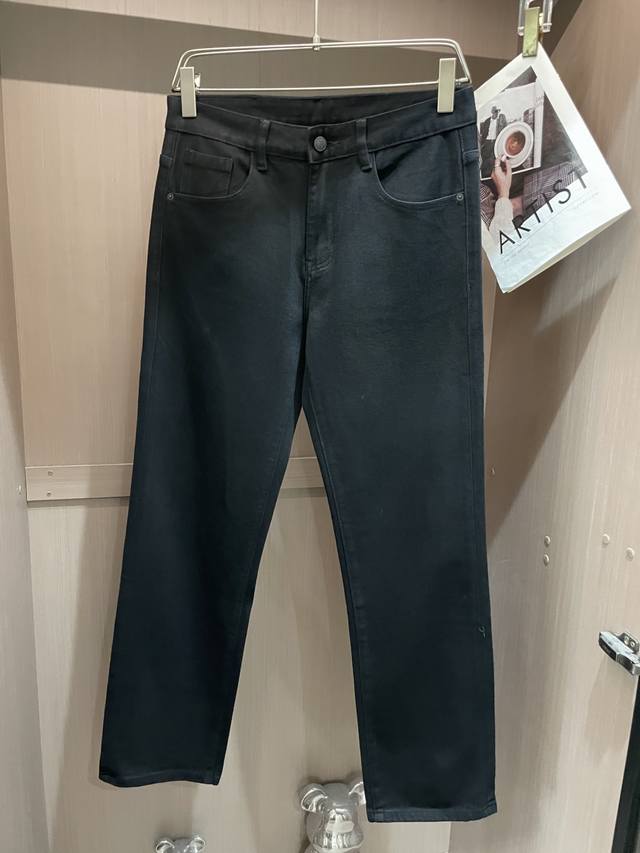 Dior 25年秋冬新款休闲牛仔裤裤 干净利落剪裁，都市风十足 采用精纺面料手感软糯干爽，上身效果挺括有型。五金精致，商务休闲非常好看如此众多的顶级原料，打造出