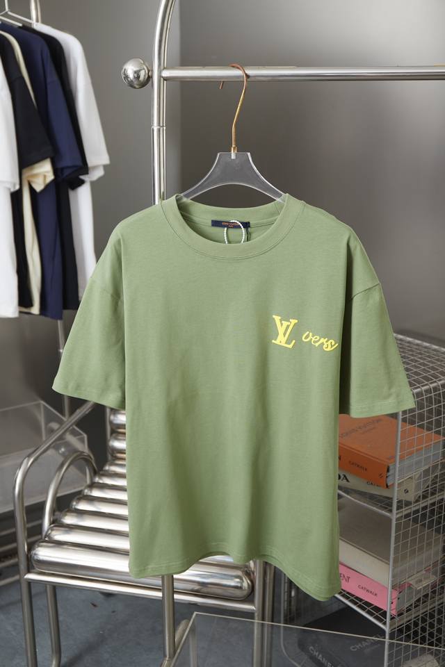 Lv 25Ss早春新款 Lv字母发泡帆船印花短袖 轻奢主义 男女日常通勤穿搭必备单品 正确版本 欢迎对比 详细特征 320克 % 纯棉双纱汗布面料 同缸定染特种