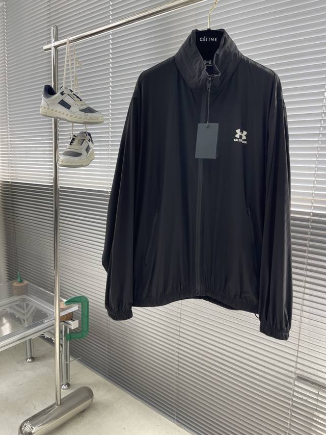 Balenciag 联名弹力尼龙夹克 弹力尼龙，由于加入了弹性纤维，使其具有出色的延展性和回弹性，能够适应身体活动并有舒适的穿着体验，尼龙有天然防水的性能，易于