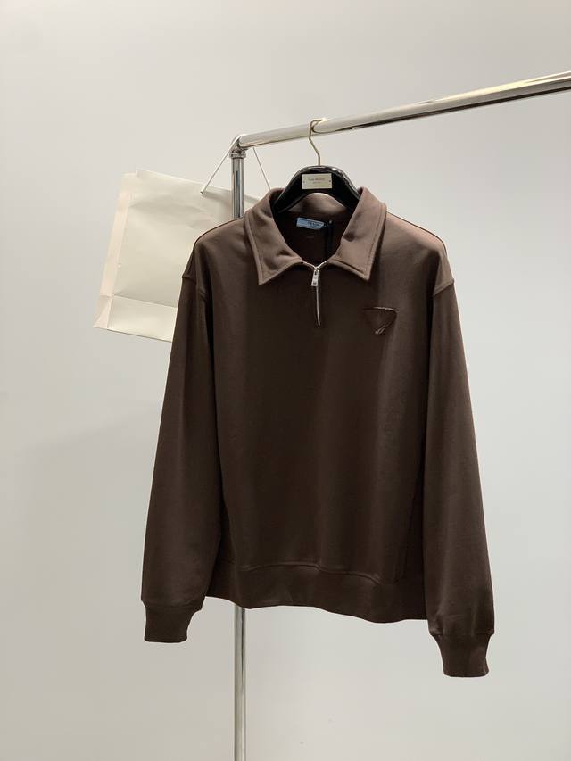 Prada 普拉达，2025秋季最新品，专柜同步有售，时尚休闲翻领卫衣，进口原版面料，做工极为复杂，唯一可以做代购级别的渠道狠货，顶级拼布刺绣工艺字母图案Log